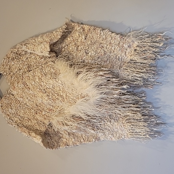 Thick fuzzy shawl with feather - Picture 6 of 11